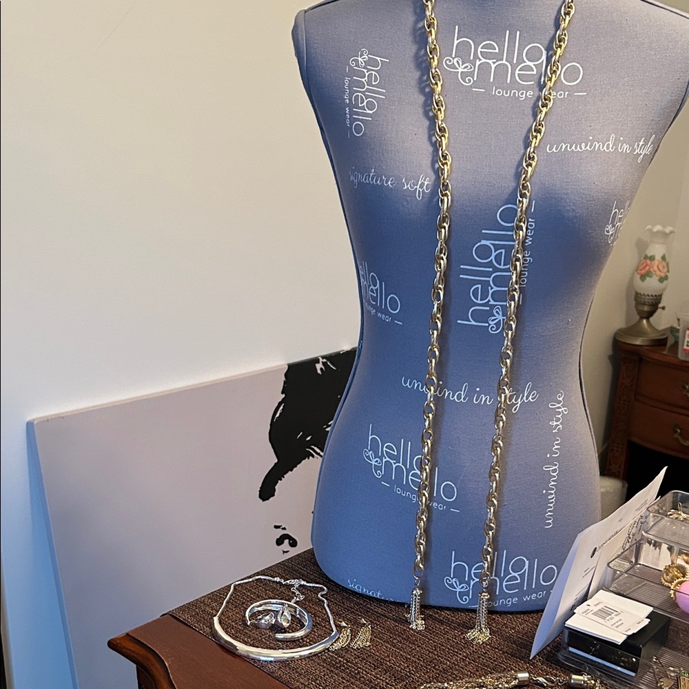 Chic Gold Chain & Earrings - Picture 4 of 13